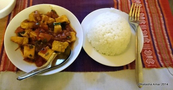 Tofu in tomato gravy with steamed rice