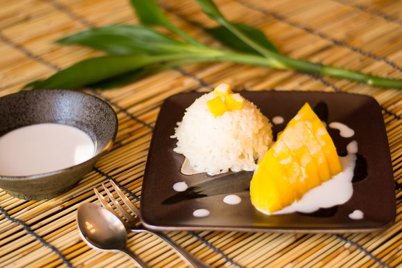 thai dessers, sticky-rice-with-mango